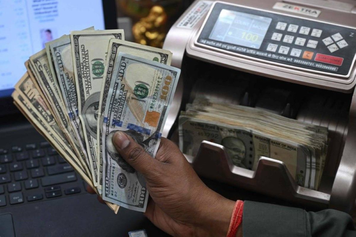 الدولار يستقر قبيل صدور محضر اجتماع المركزي الأمريكي