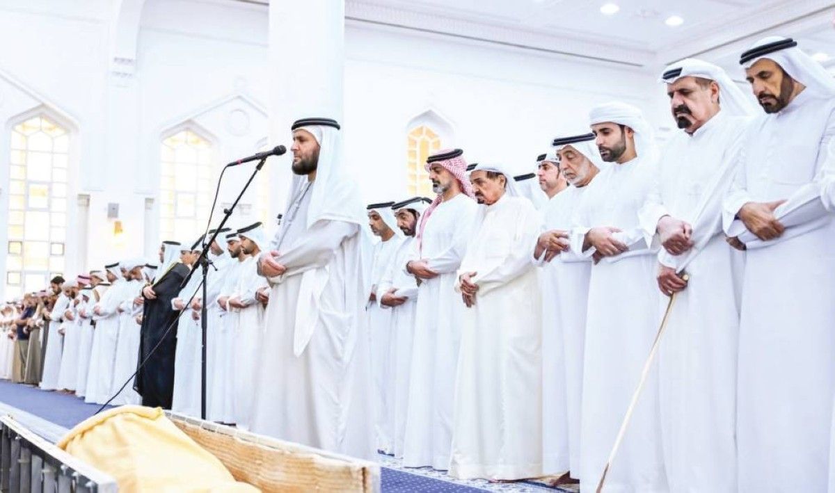حاكم عجمان يؤدي صلاة الجنازة على جثماني عبدالرحمن النعيمي وفاطمة النعيمي