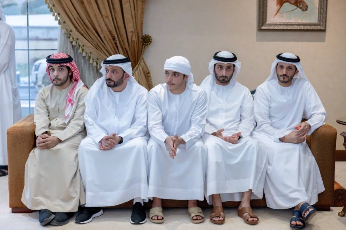 محمد بن راشد يقدم واجب العزاء في وفاة محمد بن عبيد آل مكتوم