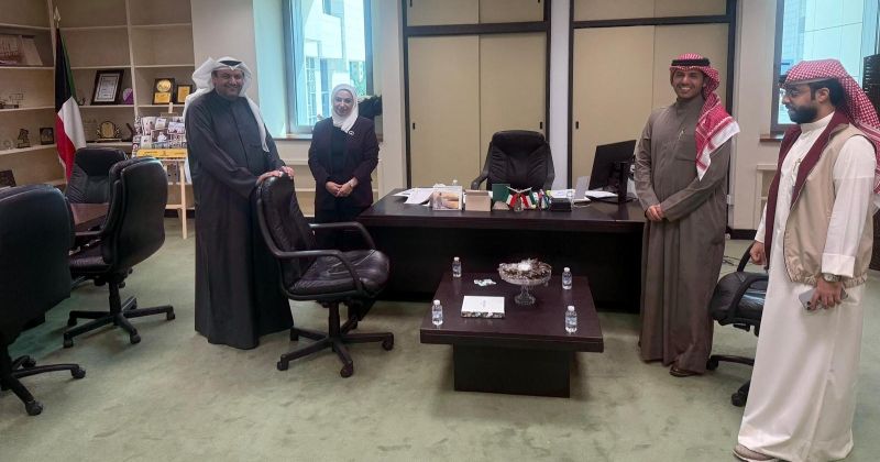 عيسى خلال جولته بإدارات «الشؤون» بمجمع الوزارات