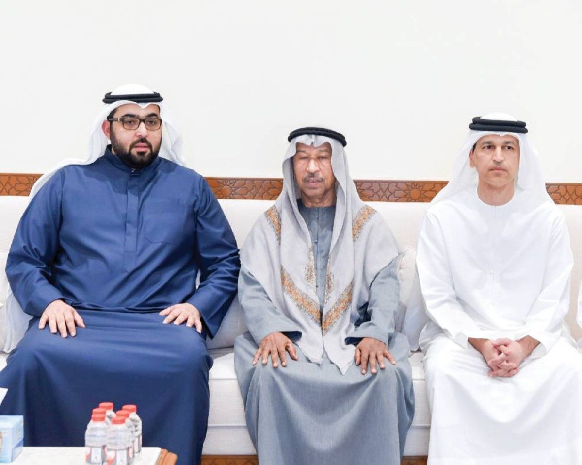 حاكم أم القيوين يعزي في وفاة موزة إبراهيم آل علي