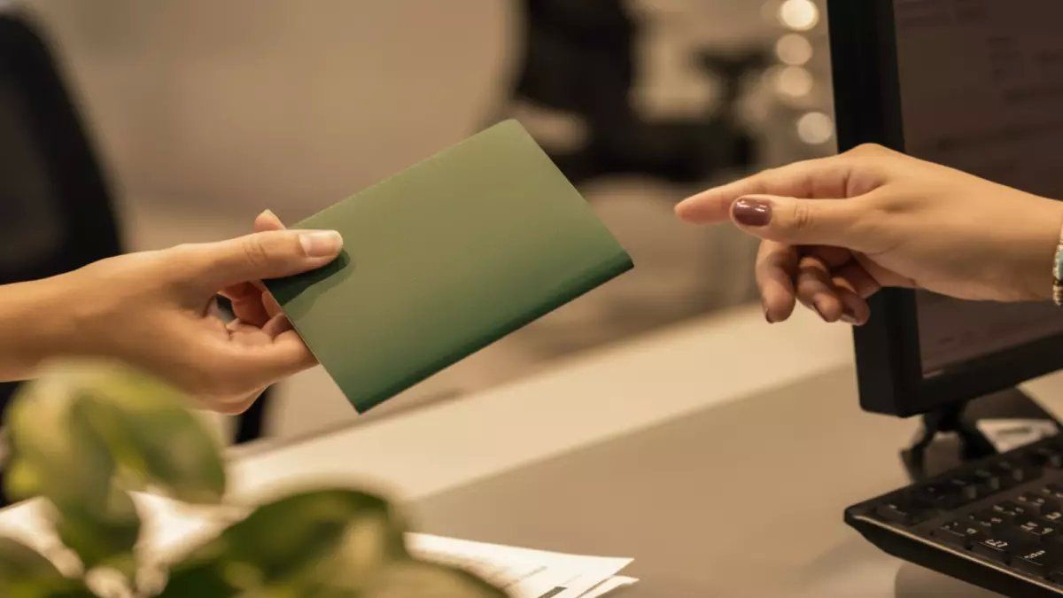 رسمياً: بن سلمان يصدر قراراً تاريخياً 6 فئات تحصل على إعفاء كامل من رسوم الإقامة - وفر 2000 ريال فوراً!