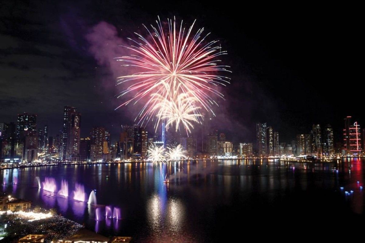 الإمارات تحتفي بالعام الميلادي الجديد بعروض مبهرة