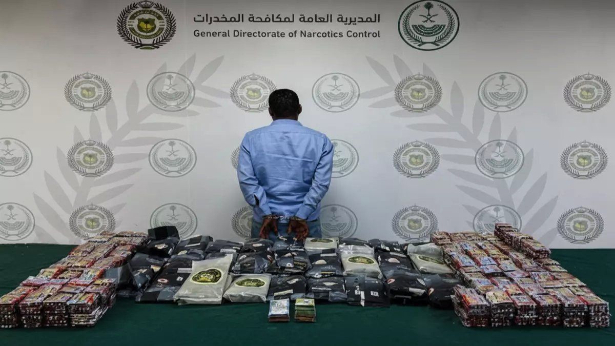 رسمياً: ضبط شبكة مخدرات ضخمة في الرياض... 55 كيلو حشيش و30 ألف قرص مخدر!