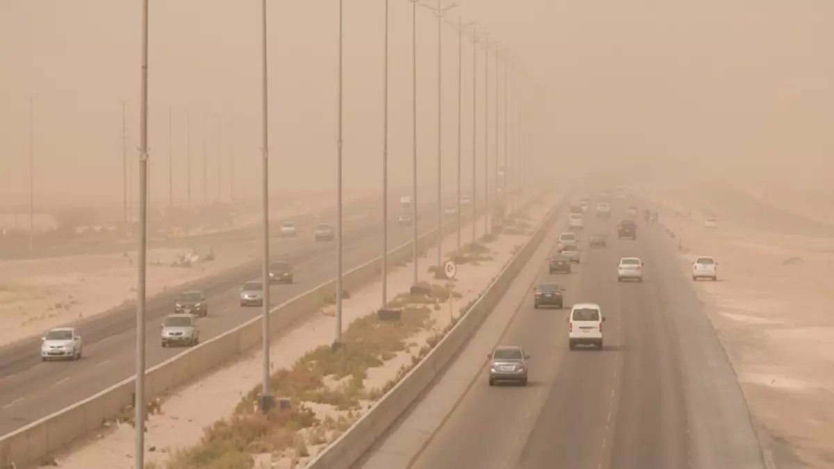 رسمياً: عاصفة ترابية تضرب 4 مناطق بالسعودية... الرؤية تنعدم تماماً حتى المساء!