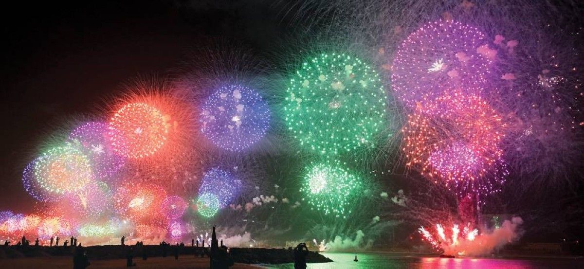 الإمارات تحتفي بالعام الميلادي الجديد بعروض مبهرة