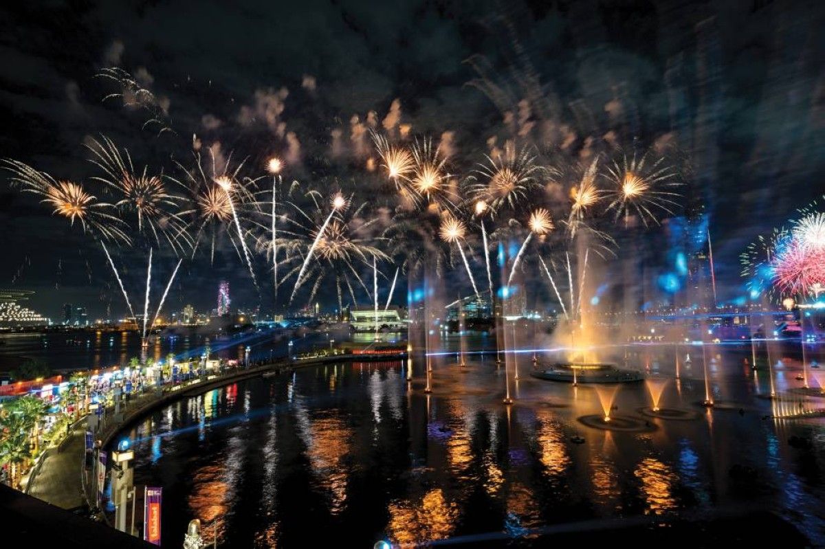 الإمارات تحتفي بالعام الميلادي الجديد بعروض مبهرة