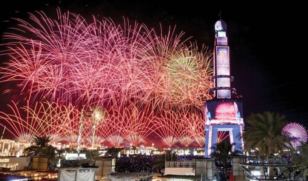 الإمارات تحتفي بالعام الميلادي الجديد بعروض مبهرة