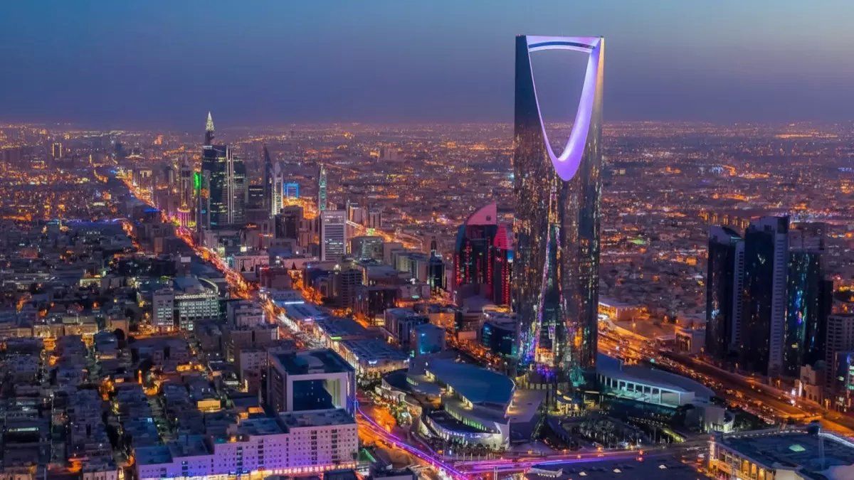 رسمياً: 6 قرارات جديدة تغير حياتك بدءاً من اليوم.. رواتب العمالة المنزلية والسفر لروسيا بلا فيزا!