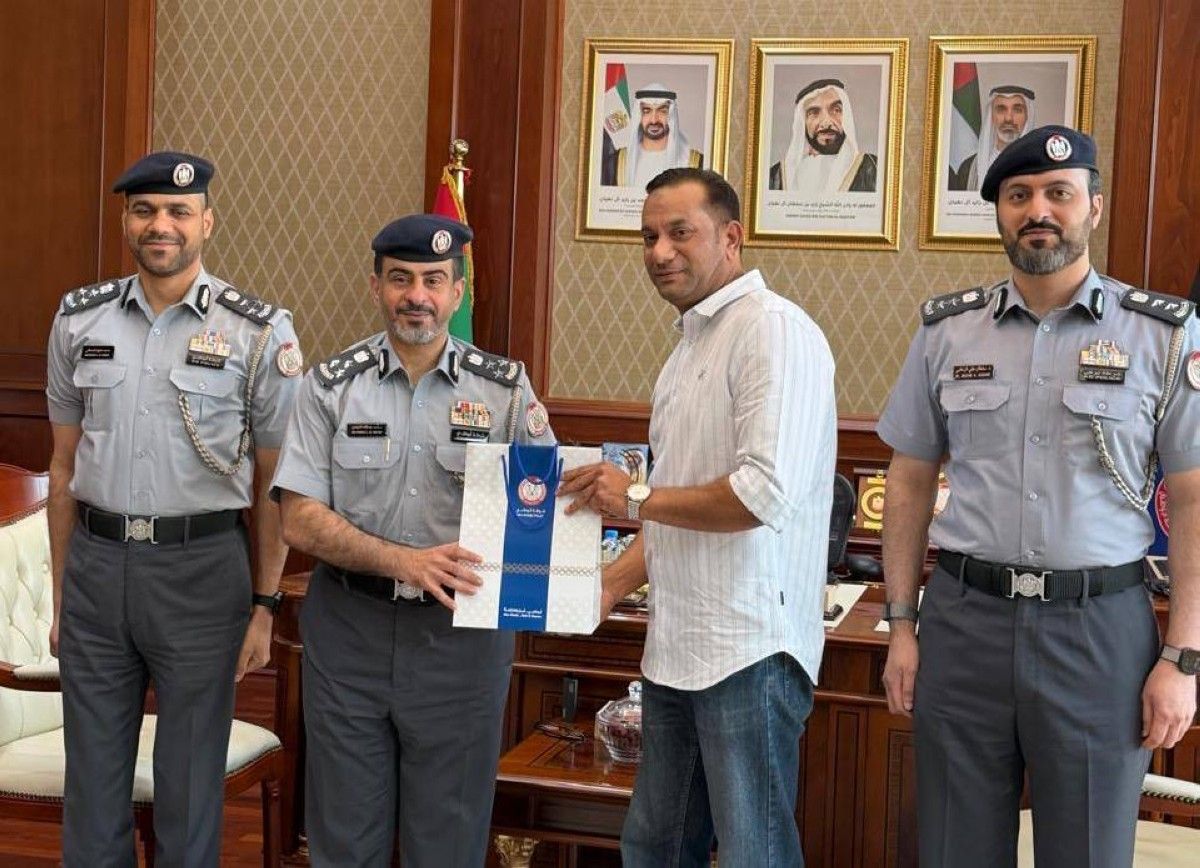 شرطة أبوظبي تكرم آسيوياً لأمانته