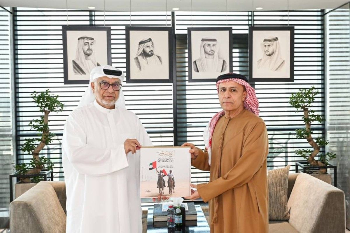 مطر الطاير يتسلّم كتاب «إرث آل مكتوم.. تاريخ رياضي»