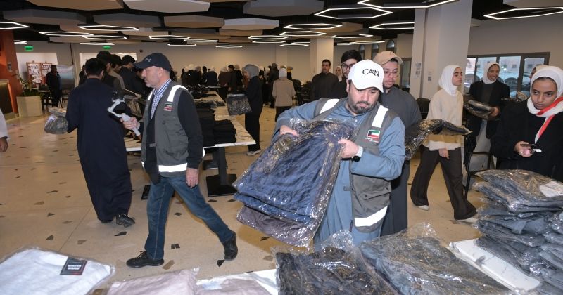 مركز أثر التطوعي يوزع الكسوة على 400 عامل بجامعة الكويت