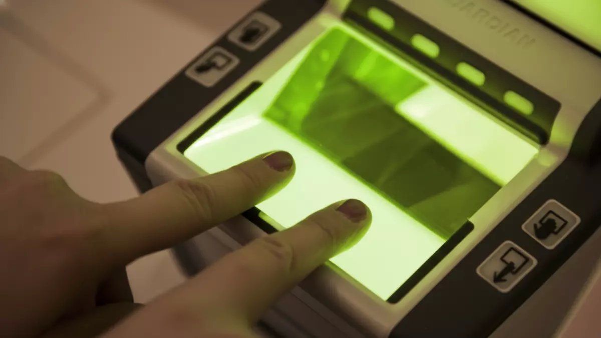 رسمياً: الجوازات السعودية تعلن رسمياً إسقاط بصمة الترحيل لأول مرة… 10 سنوات إقامة هي الشرط الوحيد!