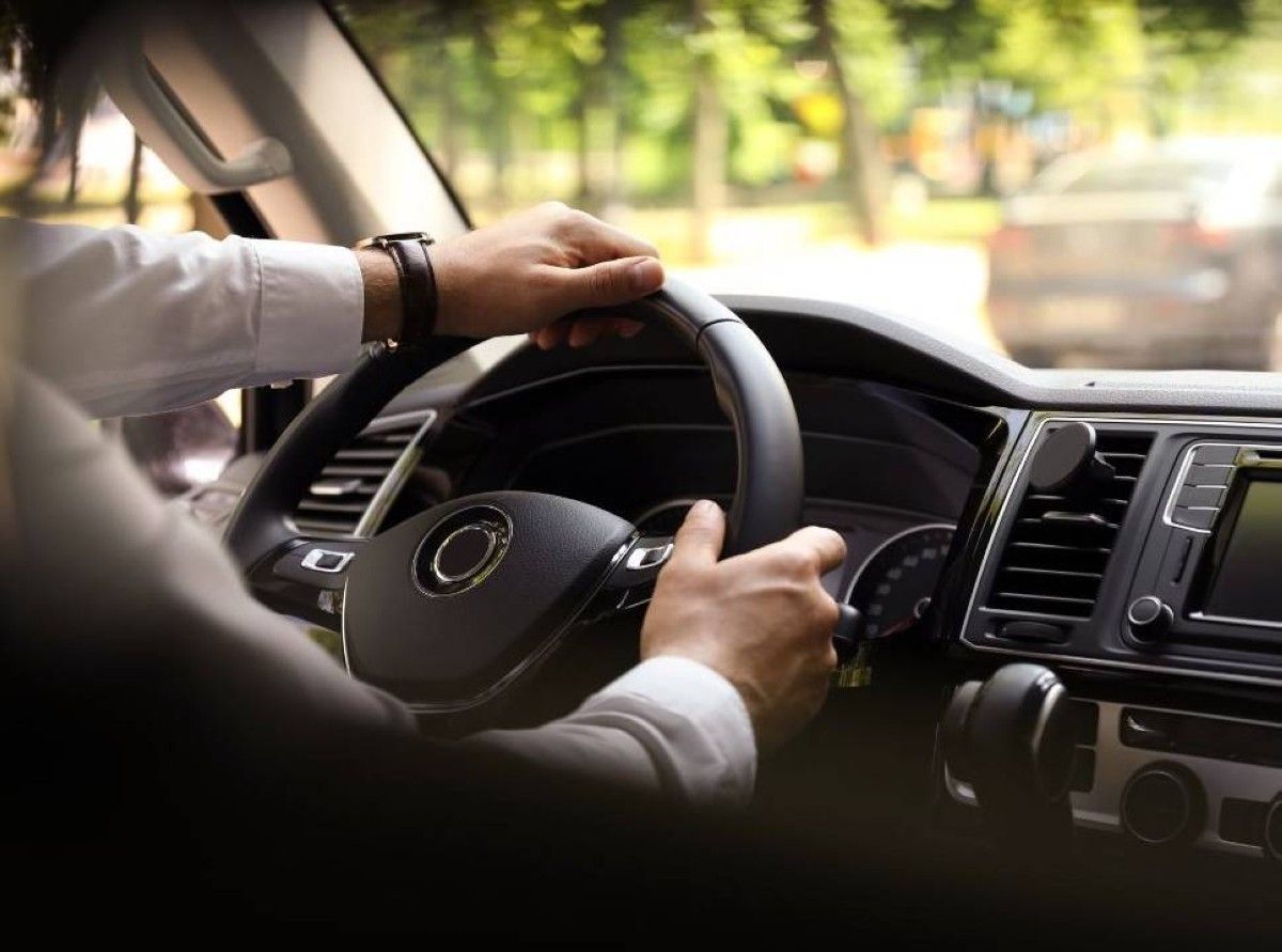 لماذا تصبح عجلة القيادة فجأة ثقيلة؟ 5 أسباب وراء المشكلة