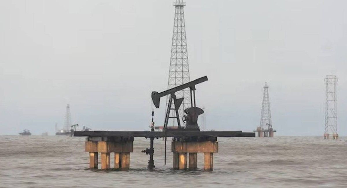 ترامب يسعى لخفض أسعار النفط العالمية إلى 50 دولاراً عبر فنزويلا