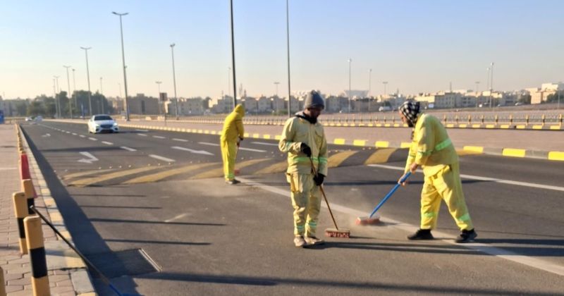 بلدية الفروانية تكثف أعمال النظافة في محيط استاد جابر استعدادا لـ«السوبر الفرنسي»