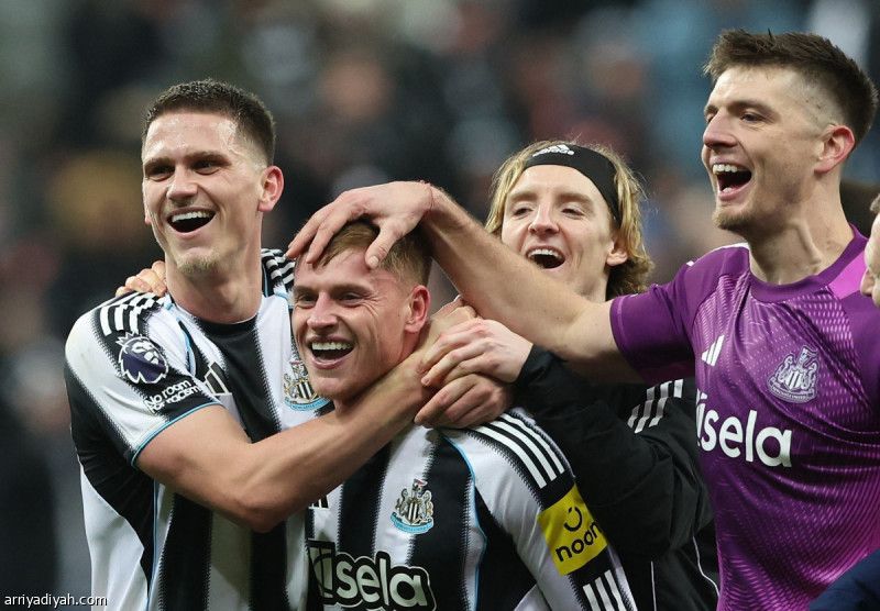 نيوكاسل يلدغ ليدز.. ويونايتد وبيرنلي يتعادلان