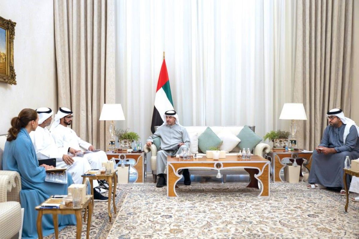 هزاع بن زايد يستقبل وفداً من الشركة العالمية القابضة ومجموعة «2 بوينت زيرو» الاستثمارية