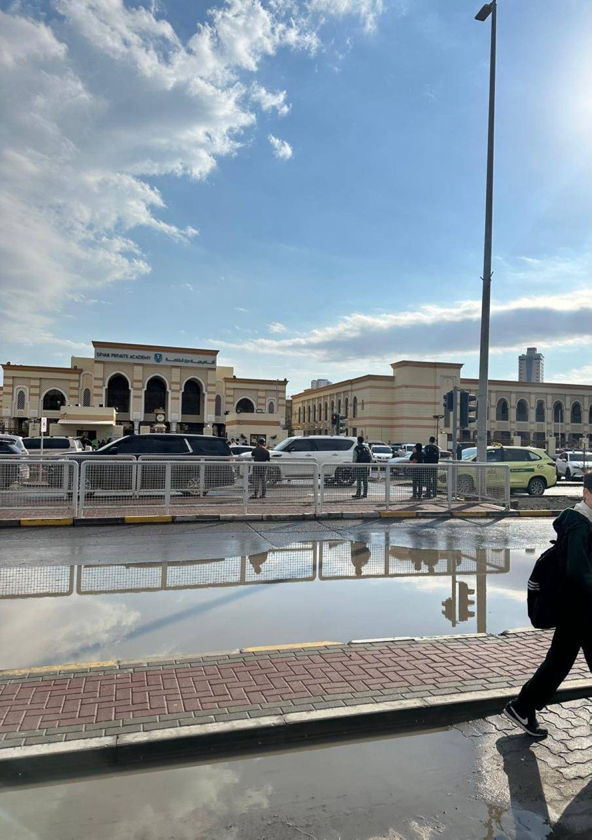 خروج مبكر للطلبة في عدد من مدارس الفجيرة بسبب الأمطار الغزيرة