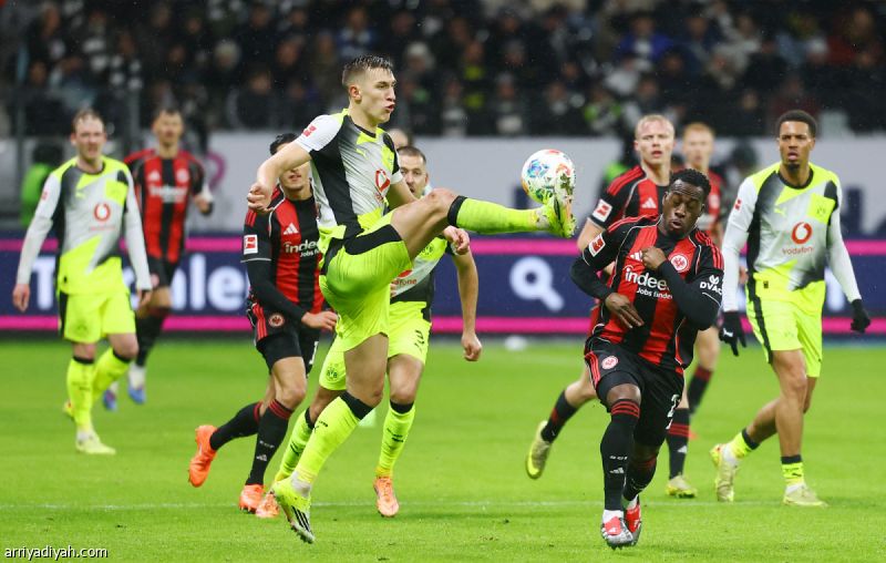 بعد تقدمه مرتين.. دورتموند يخطف التعادل أمام فرانكفورت