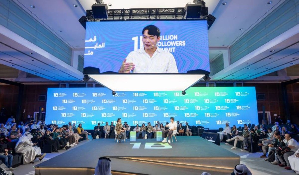 "أنكل روجر" يسرد قصة تحول مقاطع فيديو منزلية بسيطة إلى ظاهرة رقمية عالمية