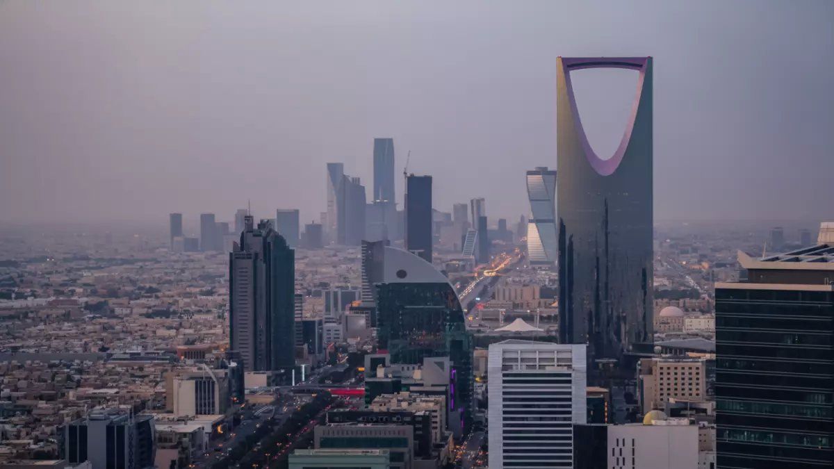 رسمياً: عواصف ترابية عنيفة تضرب السعودية اليوم - انعدام شبه كامل للرؤية في 7 مدن!