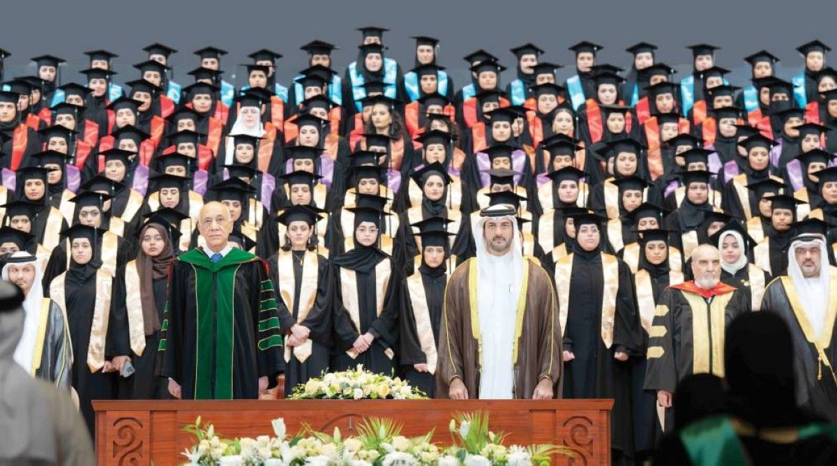 سلطان بن أحمد يشهد حفل تخريج طالبات البكالوريوس بجامعة الشارقة