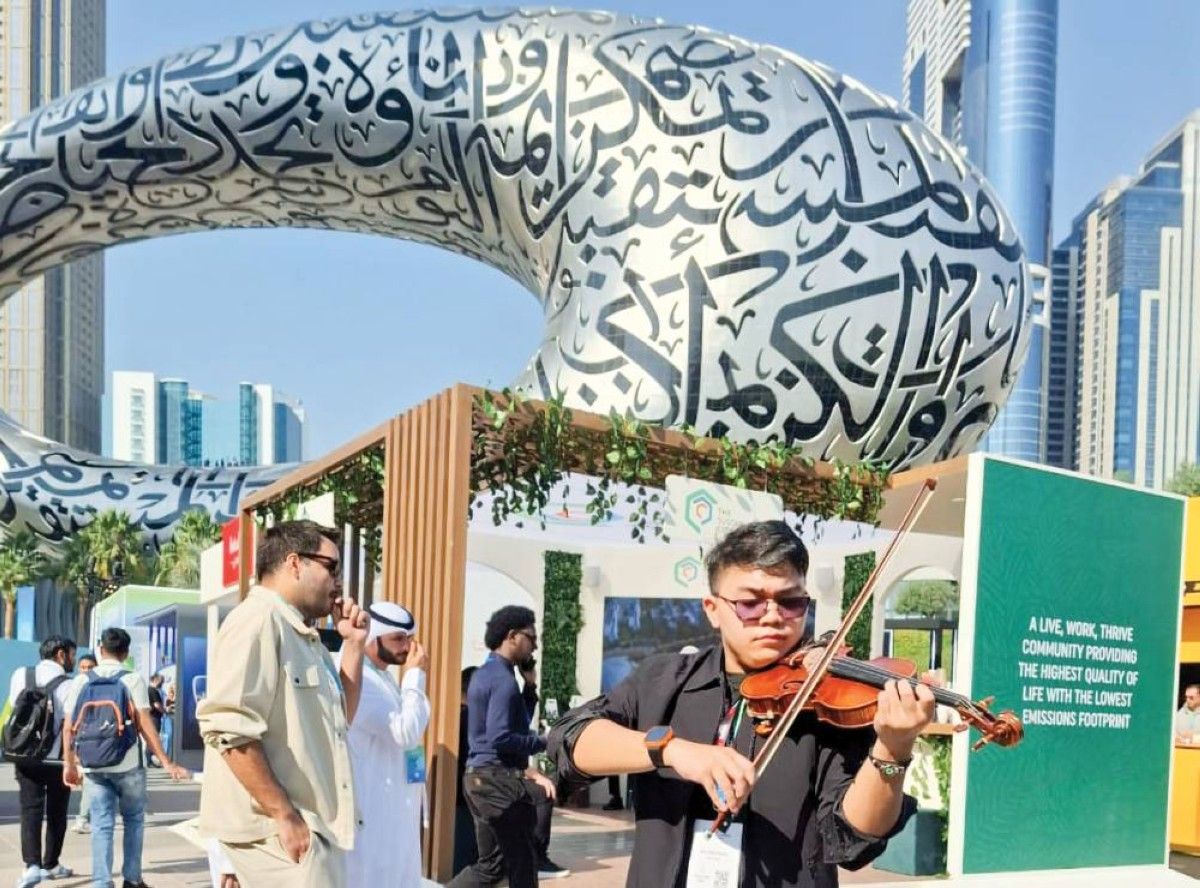 فنان فلبيني يعزف البهجة في أروقة «المليار متابع»