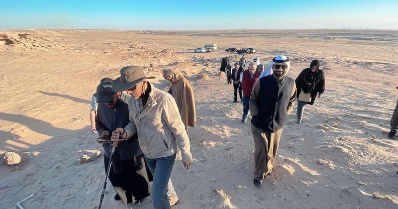 مبارك الهاجري خلال مراحل التجهيز للمشروع مستخدماً أحد أدوات الاستكشاف الجيولوجي