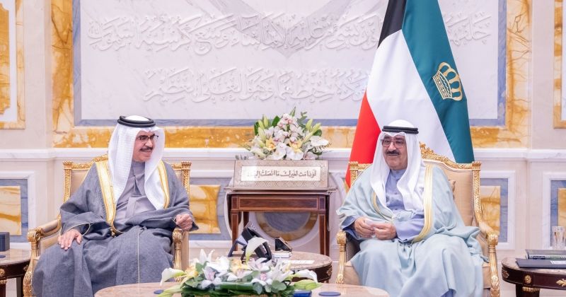 سمو الأمير يستقبل وزير الداخلية البحريني بمناسبة زيارته للبلاد