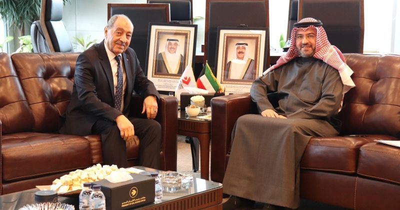 حمود المبارك مستقبلاً سفير الجزائر