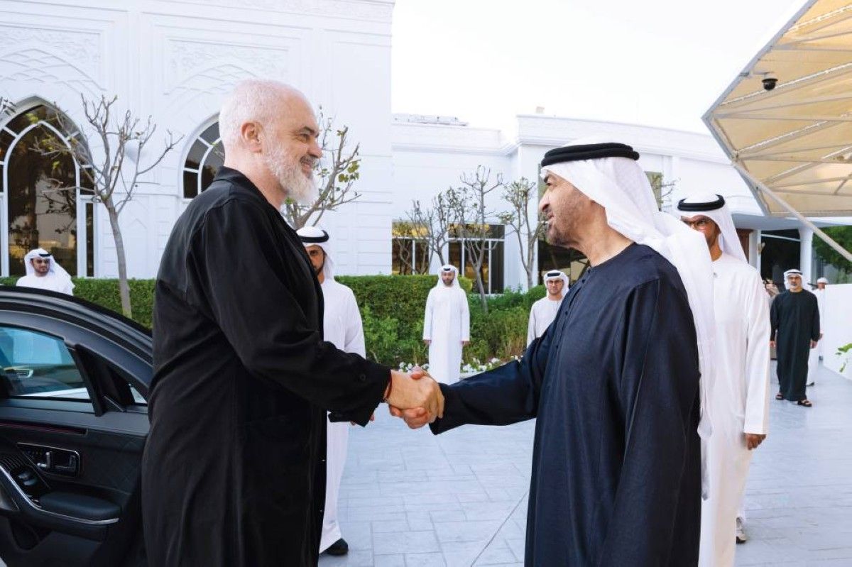 رئيس الدولة يمنح رئيس وزراء ألبانيا «وسام زايد»