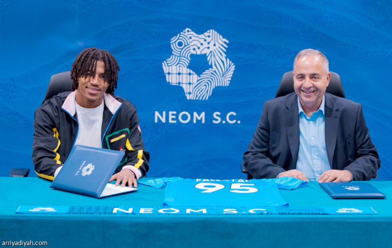 نيوم يستعير فلاته