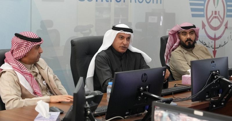 رئيس الجمارك خلال زيارته لمركز تفتيش الحاويات بميناء الشويخ