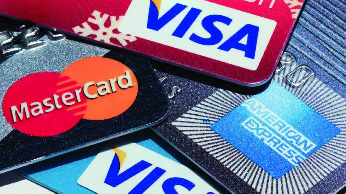 «جيه بي مورغان» يلمّح لرفض طلب ترامب خفض الفائدة على بطاقات الائتمان