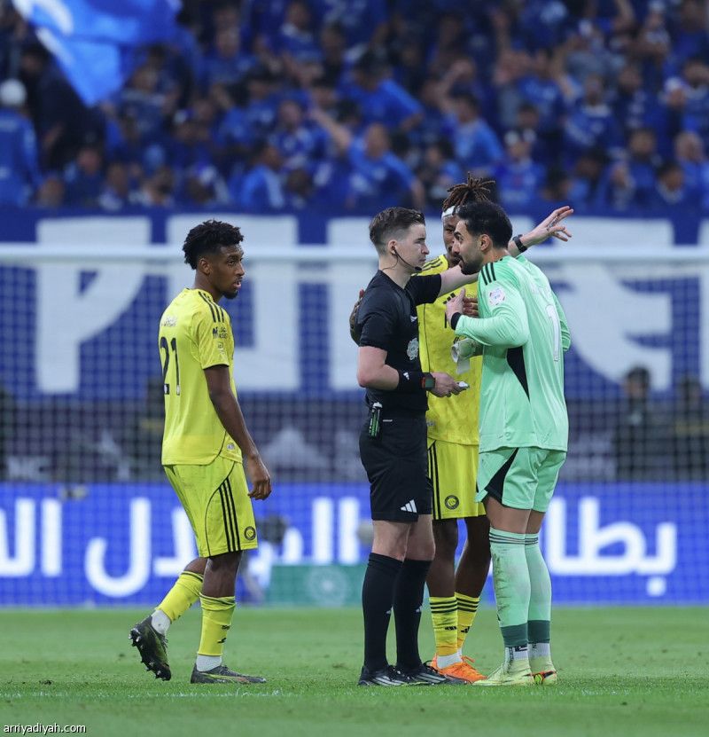 13 طُردوا في الديربي.. والنقص لا يعنى الخسارة