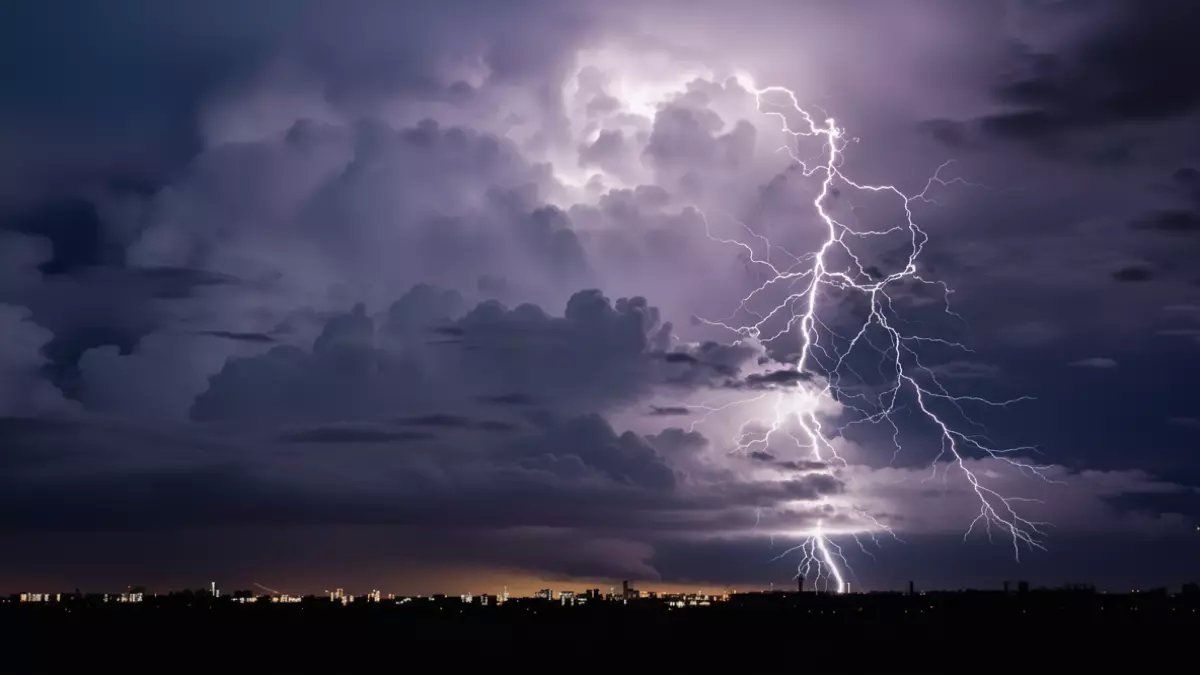 عاصفة لم تشهدها المملكة منذ أشهر تضرب ثلاث المناطق.. والأرصاد تكشف أرقاماً مفاجئة عن سرعة الرياح