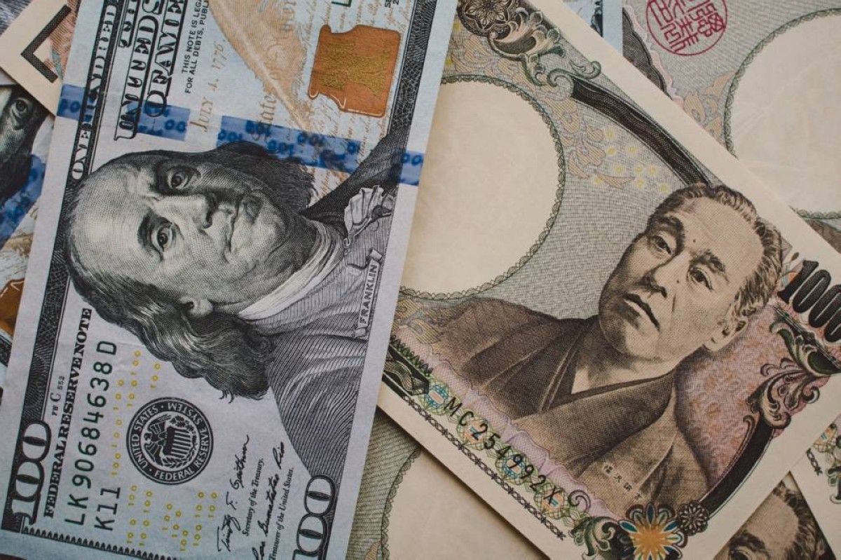 الين يهبط لأدنى مستوى في 18 شهراً والدولار يستقر