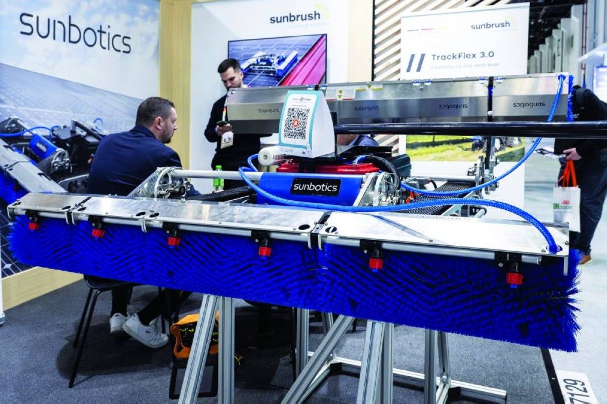 شركة ألمانية تستعرض روبوتاً مبتكراً لتنظيف الألواح الشمسية خلال أسبوع أبوظبي للاستدامة