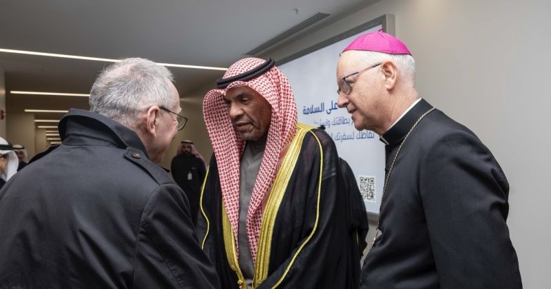 وزير الخارجية يستقبل أمين سر الفاتيكان لدى وصوله إلى البلاد في مستهل زيارة رسمية