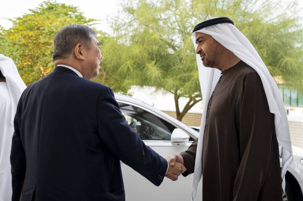 رئيس الدولة يتلقى رسالة خطية من رئيسة وزراء اليابان سلمها المبعوث الخاص