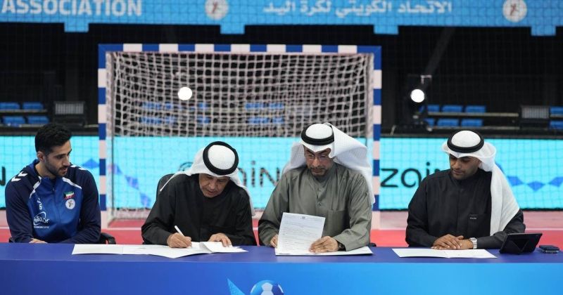 وكيل وزارة الإعلام الدكتور ناصر محيسن ونائب رئيس اتحاد كرة اليد شبيب الهاجري خلال توقيع الاتفاقية