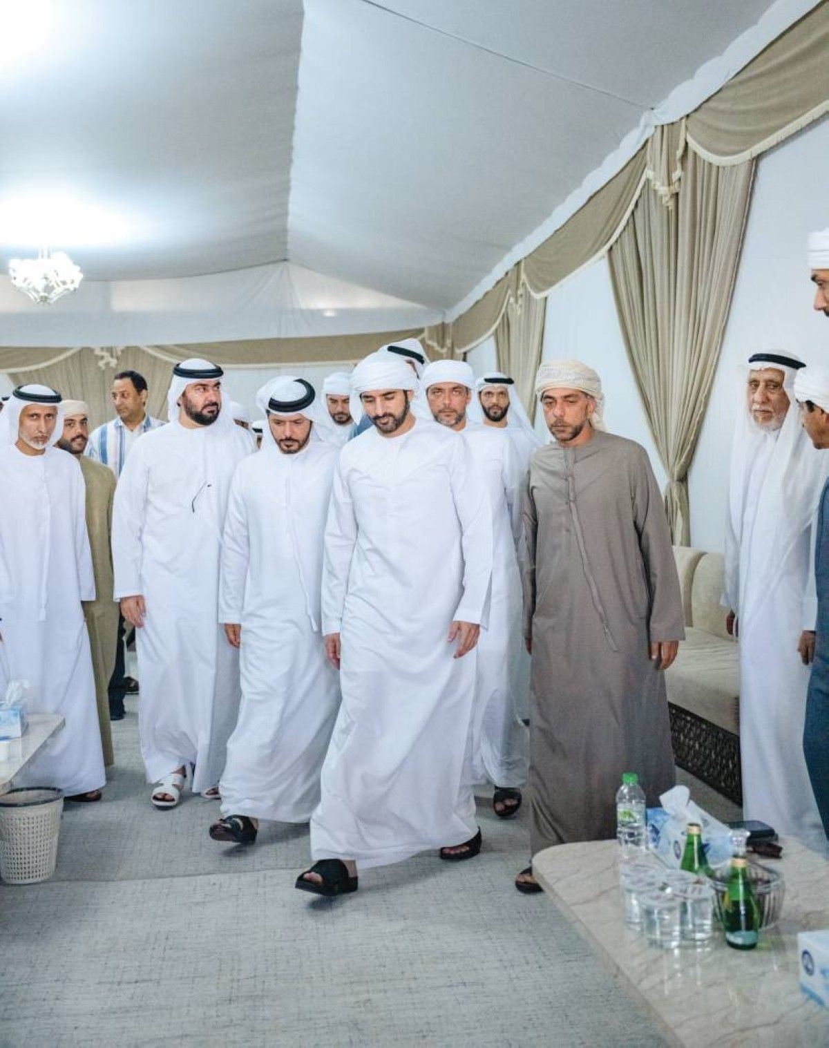 حمدان بن محمد يعزّي في وفاة علي العديدي