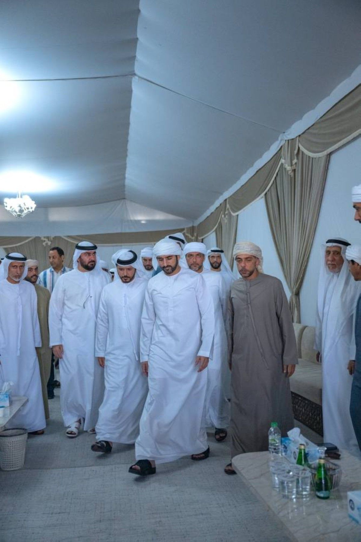 حمدان بن محمد يقدّم واجب العزاء في وفاة علي سالم العديدي