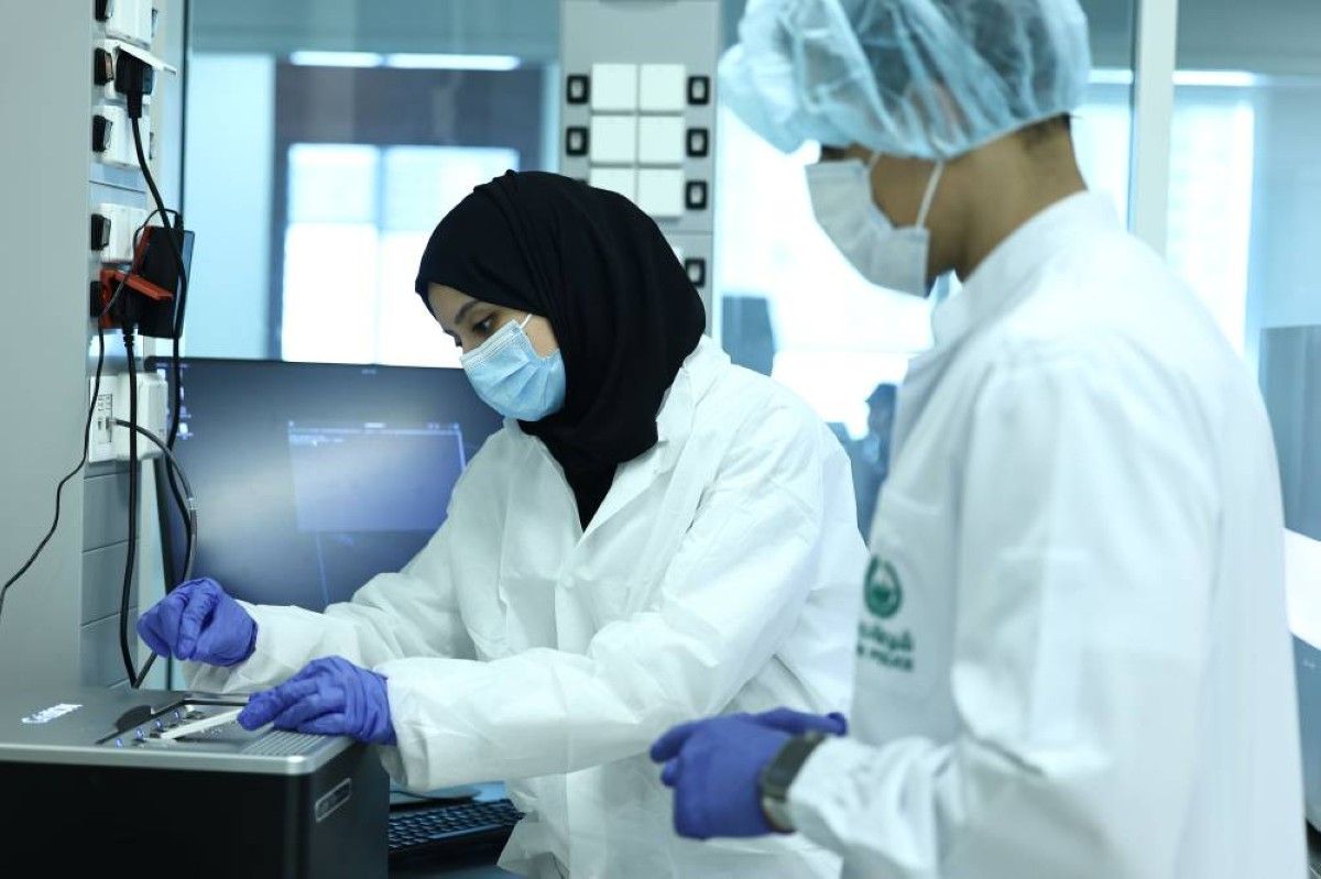 شرطة دبي تعزز منظومتها الأمنية بتقنيات "الأنساب الوراثية الجنائية" لحل أعقد القضايا