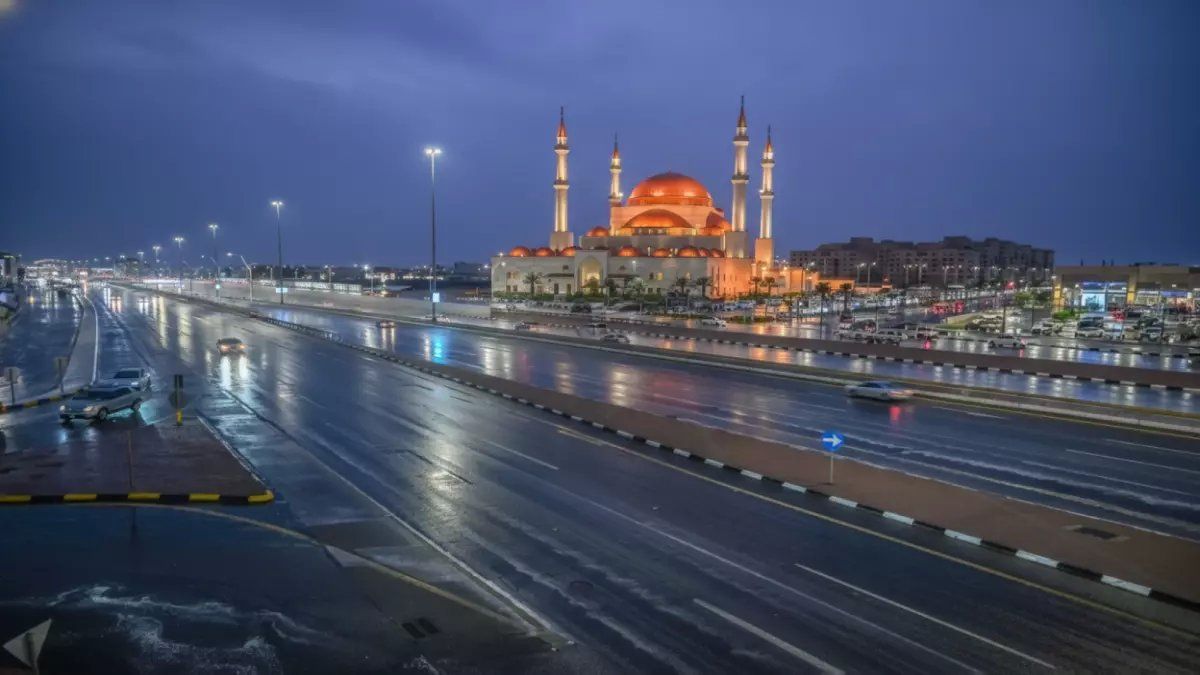 رسمياً: عاصفة ترابية عنيفة تضرب 9 مناطق سعودية... والضباب يعمي الشرقية تماماً!