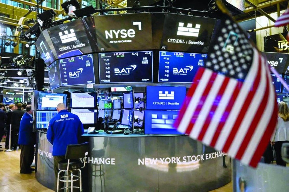 الأسواق العالمية تختتم أسبوعاً متقلباً.. و«وول ستريت» تستقر