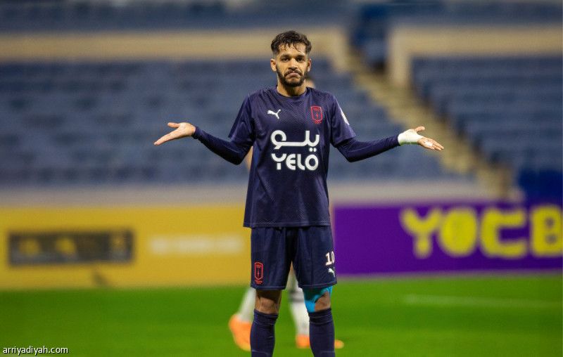 المطيري يستمر بعد التوقيع مع الأهلي