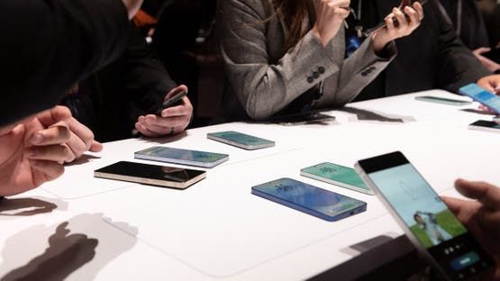 هواتف سلسلة Galaxy S25 أثناء إطلاقها (: رويترز)