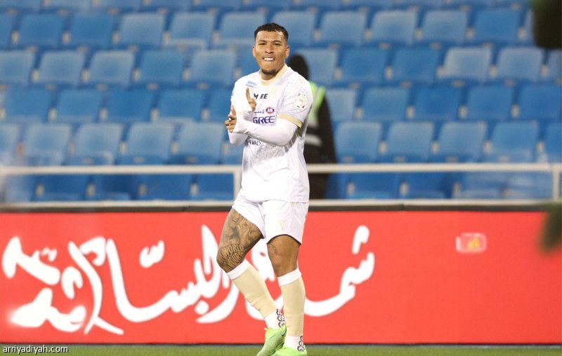 مارتينيز يخطف النجومية بالأجماع